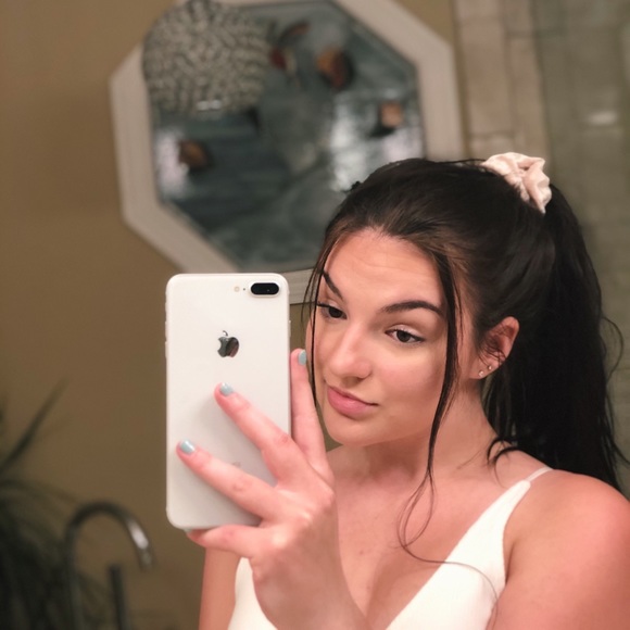 Meet your Posher, Becca - Picture 1 of 1